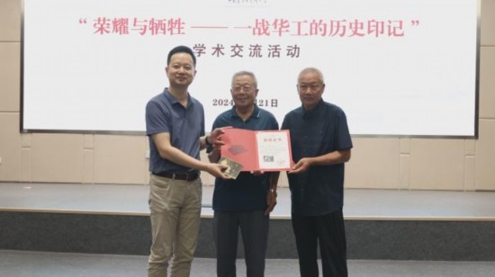 圖為中國(guó)華僑歷史博物館負(fù)責(zé)人寧一為河間一戰(zhàn)華工后代代表沈秉燦、沈秉尊頒發(fā)捐贈(zèng)證書和感謝函。