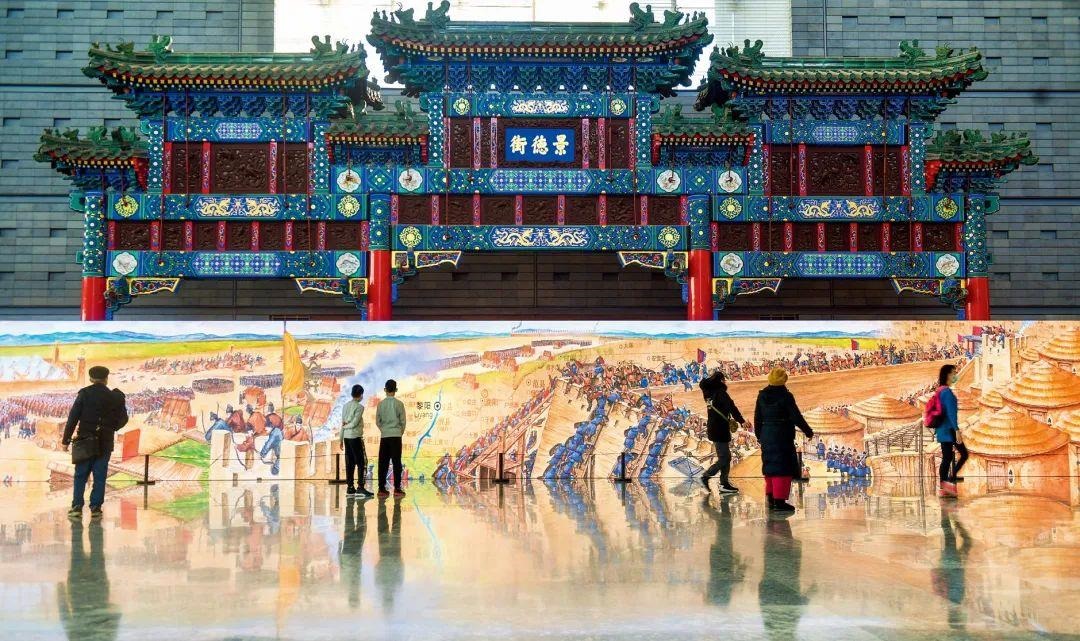 △2022年1月，觀(guān)眾在首都博物館參觀(guān)“穿越時(shí)空的大運(yùn)河”數(shù)字影像展。