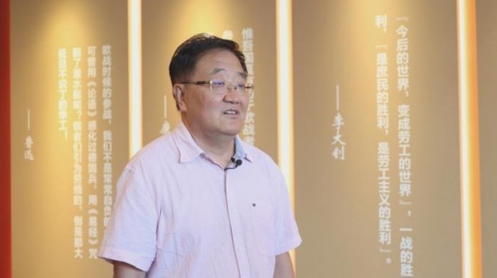 圖為中國(guó)社會(huì)科學(xué)學(xué)院近代史研究所研究員張俊義接受媒體采訪。