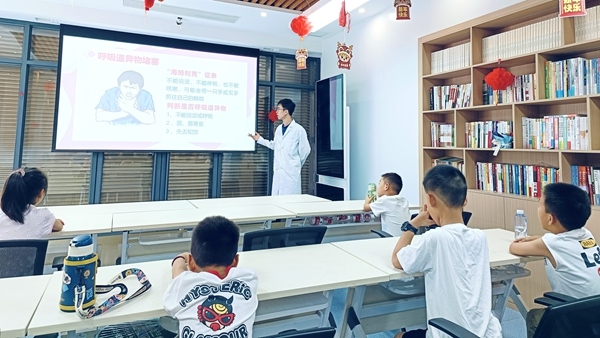 西安交通大學(xué)“筑夢(mèng)醫(yī)心·護(hù)佑三農(nóng)”實(shí)踐團(tuán)開展健康科普。校方供圖