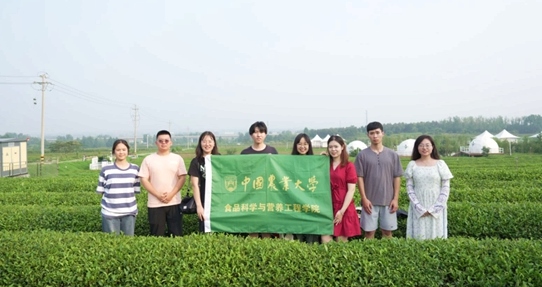 在山東日照，中國(guó)農(nóng)業(yè)大學(xué)食品學(xué)院實(shí)踐團(tuán)就農(nóng)業(yè)生產(chǎn)智能化設(shè)備、肥料選用等問題開展實(shí)地調(diào)研，并面向300余名村民陸續(xù)開展4次科普宣講。校方供圖