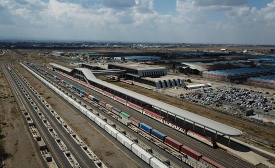 這是2023年9月在肯尼亞首都內(nèi)羅畢拍攝的蒙內(nèi)鐵路內(nèi)羅畢站（無(wú)人機(jī)照片）。新華社記者 韓旭 攝