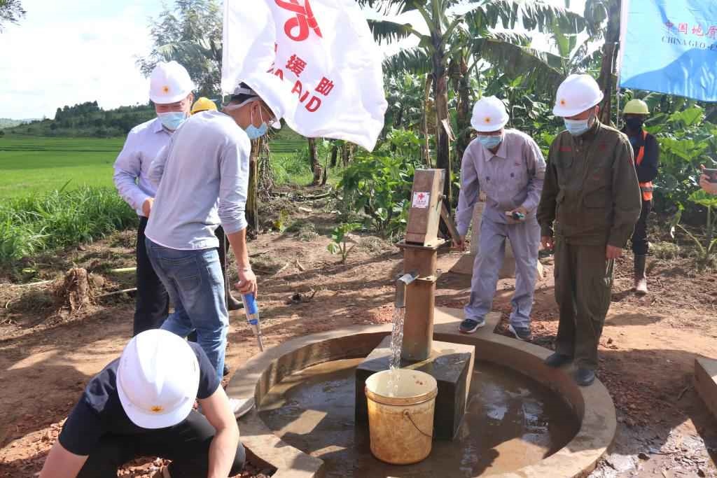2022年4月11日，在盧旺達(dá)東方省加齊博區(qū)穆拉姆比，工作人員檢查一口中國(guó)援建的水井。新華社發(fā)