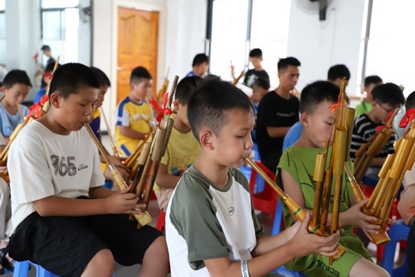 孩子們在學(xué)吹蘆笙。融水縣文化館供圖