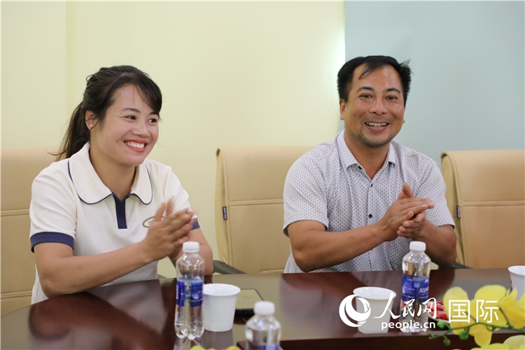 越南沙巴市黃連寄宿制民族小學(xué)老師阮氏秋姮、阮文享。人民網(wǎng)記者簡(jiǎn)承淵攝