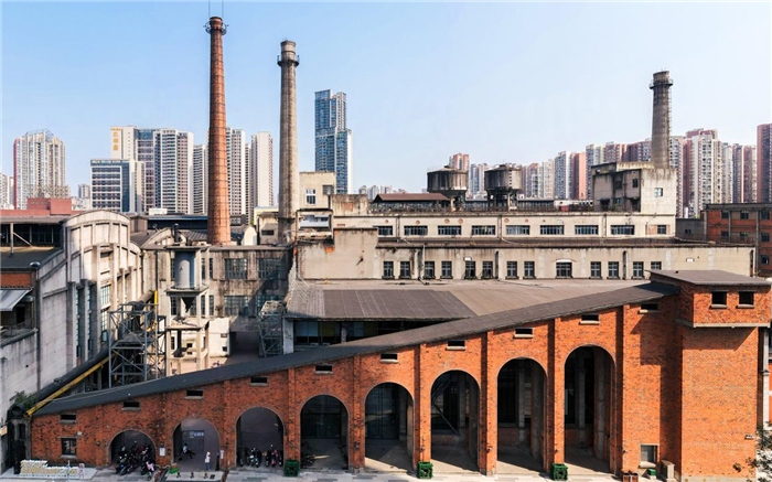 在原成都國營紅光電子管廠舊址上改建而成的東郊記憶園區(qū)南大門。大門既保留了老工業(yè)區(qū)的風(fēng)貌，又融入了現(xiàn)代審美和創(chuàng)意，成為了園區(qū)一大亮點(diǎn)。資料圖片