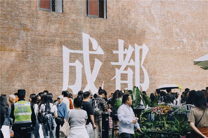 東郊記憶園區(qū)“成都?jí)Α币跃薮蟮摹俺啥肌弊謽雍酮?dú)特的藝術(shù)設(shè)計(jì)成為園區(qū)的網(wǎng)紅打卡地，吸引了眾多游客和市民前來參觀。資料圖片