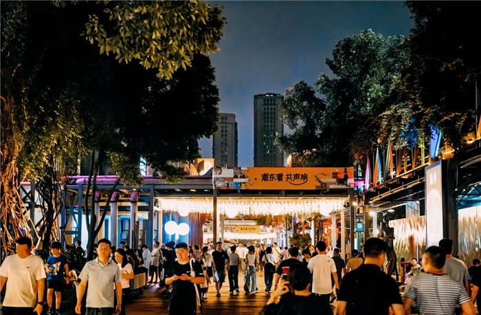夜幕下的東郊記憶園區(qū)人流如織，熱度不減。資料圖片