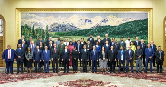  8月30日，國家副主席韓正在北京集體會見出席2024年國際議員友好交流論壇的各國代表。新華社記者 丁林 攝