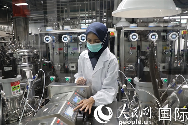 中國—印尼新能源材料與冶金工程技術(shù)聯(lián)合研究實驗室內(nèi)，研究人員正在工作。人民網(wǎng)記者曹師韻攝