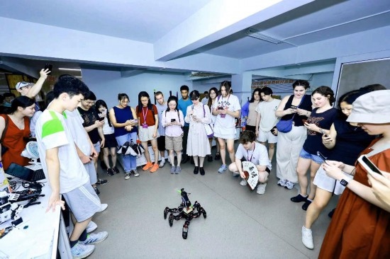 8月25日，中外青年在浙江杭州觀看機器人表演。新華社發(fā)（清華大學供圖）