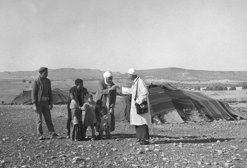1965年，一名中國(guó)援阿爾及利亞醫(yī)療隊(duì)醫(yī)生（右一）在阿爾及利亞賽伊達(dá)省為牧民診治。