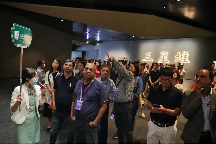 8月31日，亞洲媒體考察團(tuán)參訪三星堆博物館?！吨袊?jīng)濟(jì)周刊》記者肖翊攝