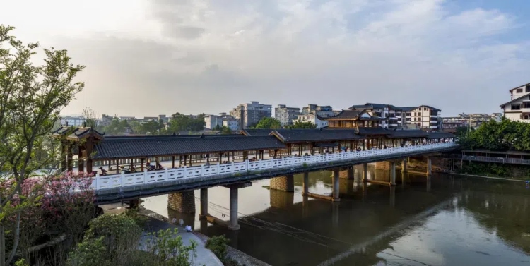 樂山蘇稽古鎮(zhèn)廊橋。樂山市委宣傳部供圖