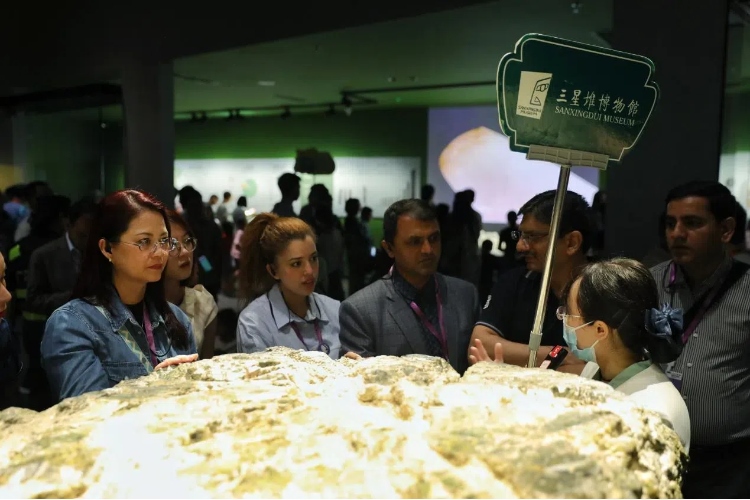 8月31日，亞洲媒體考察團(tuán)參訪三星堆博物館。左一為馬來西亞《星報》首席商務(wù)官莉迪婭·王?！吨袊?jīng)濟(jì)周刊》記者肖翊攝