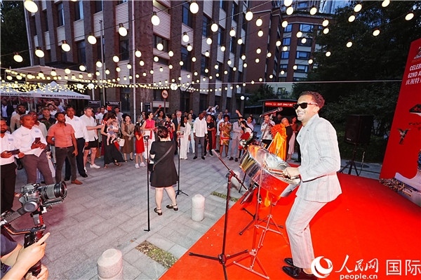 來自特多的藝術(shù)家在慶祝儀式上表演特多鋼鼓。人民網(wǎng)記者 趙益普攝