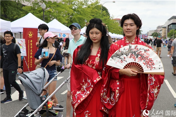 5、當(dāng)?shù)厝A僑華人身穿漢服參加文化節(jié)。 人民網(wǎng)記者 李志偉攝