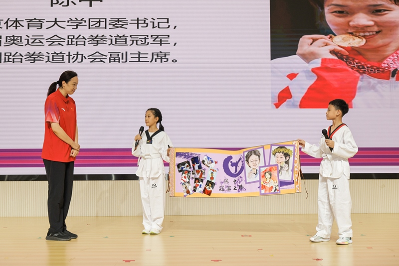 兩位學(xué)生小記者對(duì)話陳中老師。學(xué)校供圖