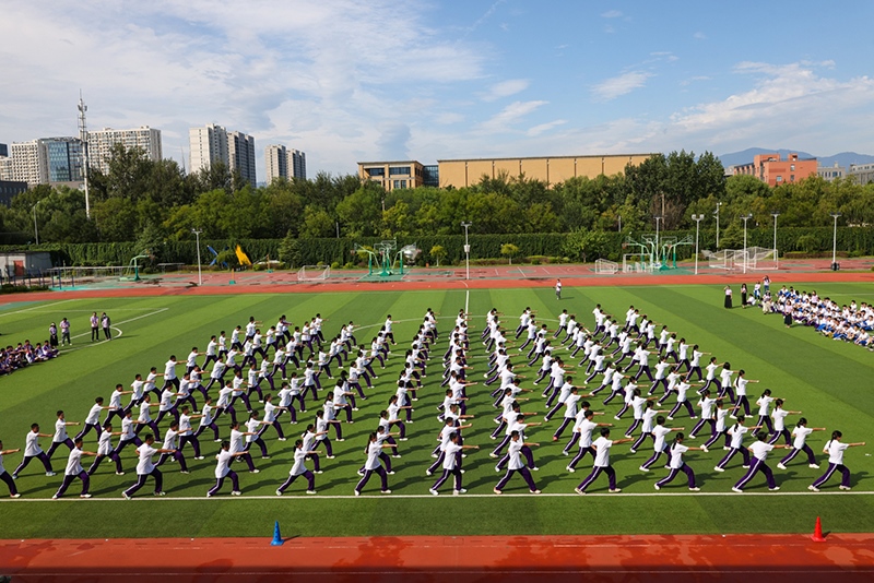 高一學(xué)生在開(kāi)學(xué)典禮中表演軍體拳。學(xué)校供圖
