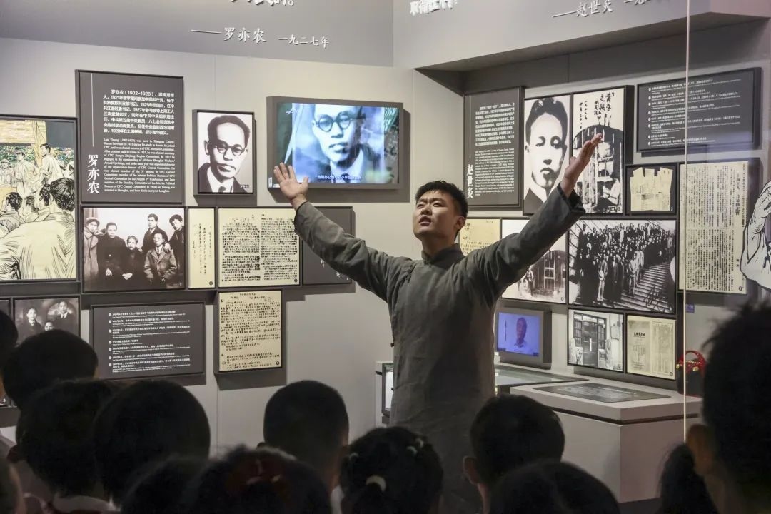 勞模身穿長(zhǎng)袍再現(xiàn)烈士事跡。徐匯區(qū)總工會(huì)供圖
