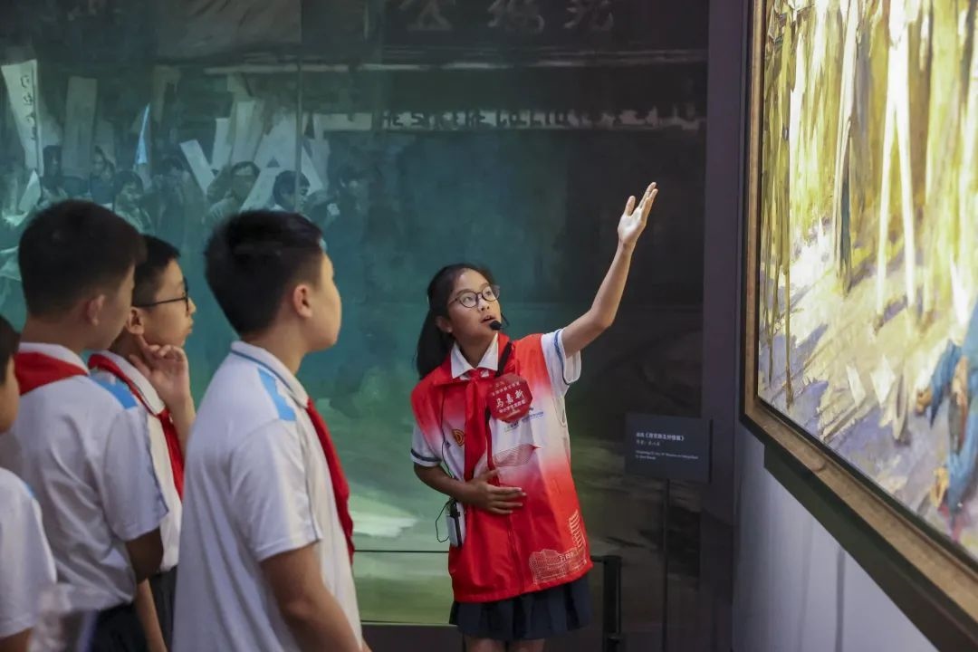 同學(xué)們觀賞不同革命場(chǎng)景及烈士形象的藝術(shù)作品。徐匯區(qū)總工會(huì)供圖
