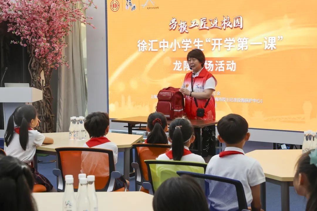 勞模工匠現(xiàn)場(chǎng)向同學(xué)們傳授勞動(dòng)技能。徐匯區(qū)總工會(huì)供圖