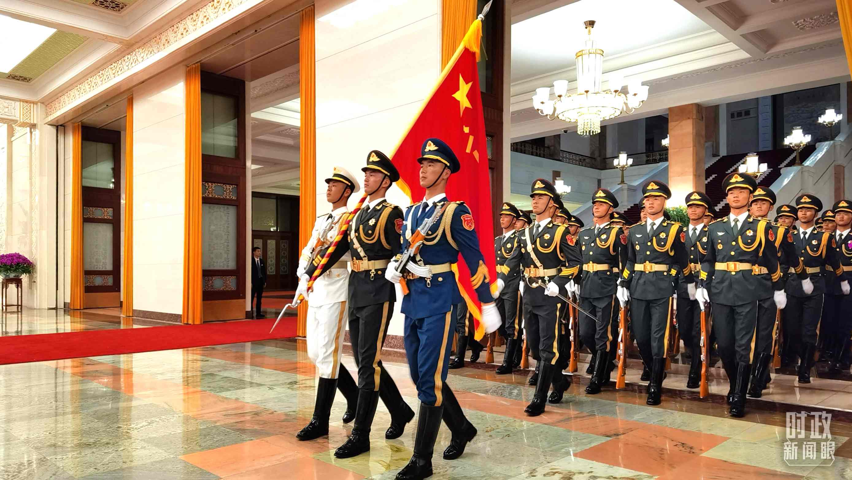 △9月2日，習(xí)主席在人民大會(huì)堂北大廳為拉馬福薩總統(tǒng)舉行歡迎儀式。（總臺(tái)央視記者郭鴻拍攝）