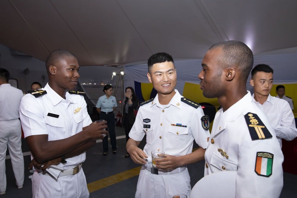 2023年6月25日，中國和科特迪瓦雙方官兵在南寧艦舉辦的甲板招待會上交流。中國海軍第43批護航編隊22日抵達科特迪瓦經(jīng)濟首都阿比讓，開始對科特迪瓦為期4天的友好訪問。