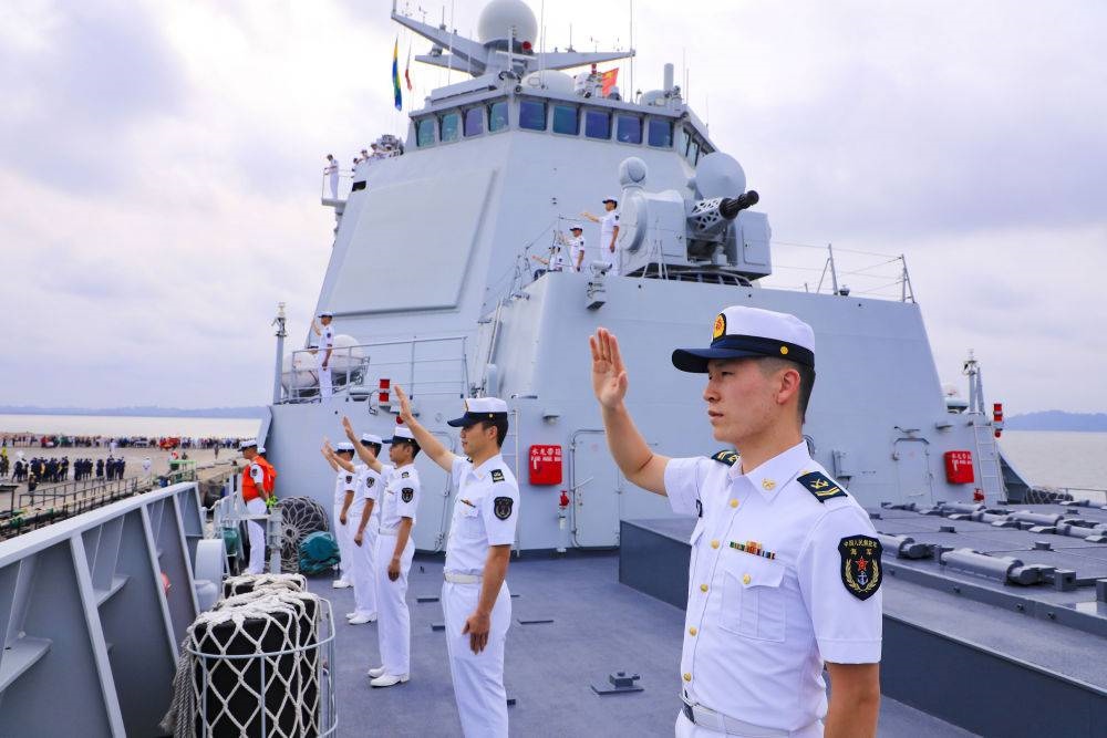 2023年7月8日，中國海軍第43批護航編隊官兵向加蓬利伯維爾奧文多港碼頭的歡迎人群揮手致意。中國海軍第43批護航編隊抵達加蓬利伯維爾，開始對加蓬進行為期4天的友好訪問。