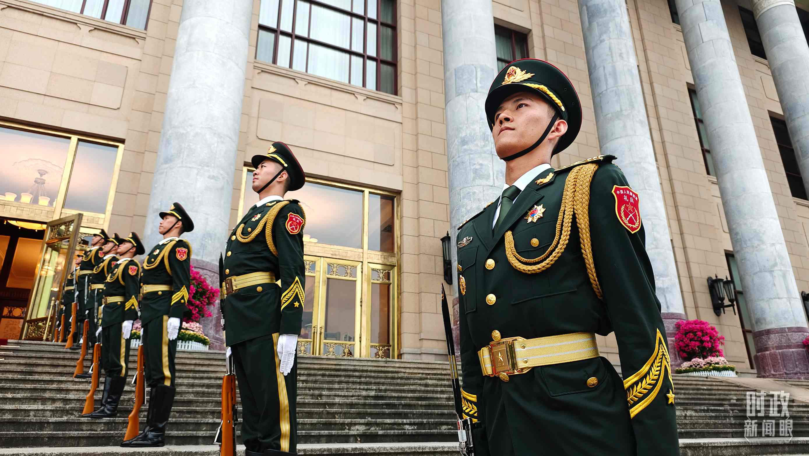  △人民大會(huì)堂外，禮兵列隊(duì)歡迎外國(guó)領(lǐng)導(dǎo)人。（總臺(tái)央視記者韓銳拍攝）
