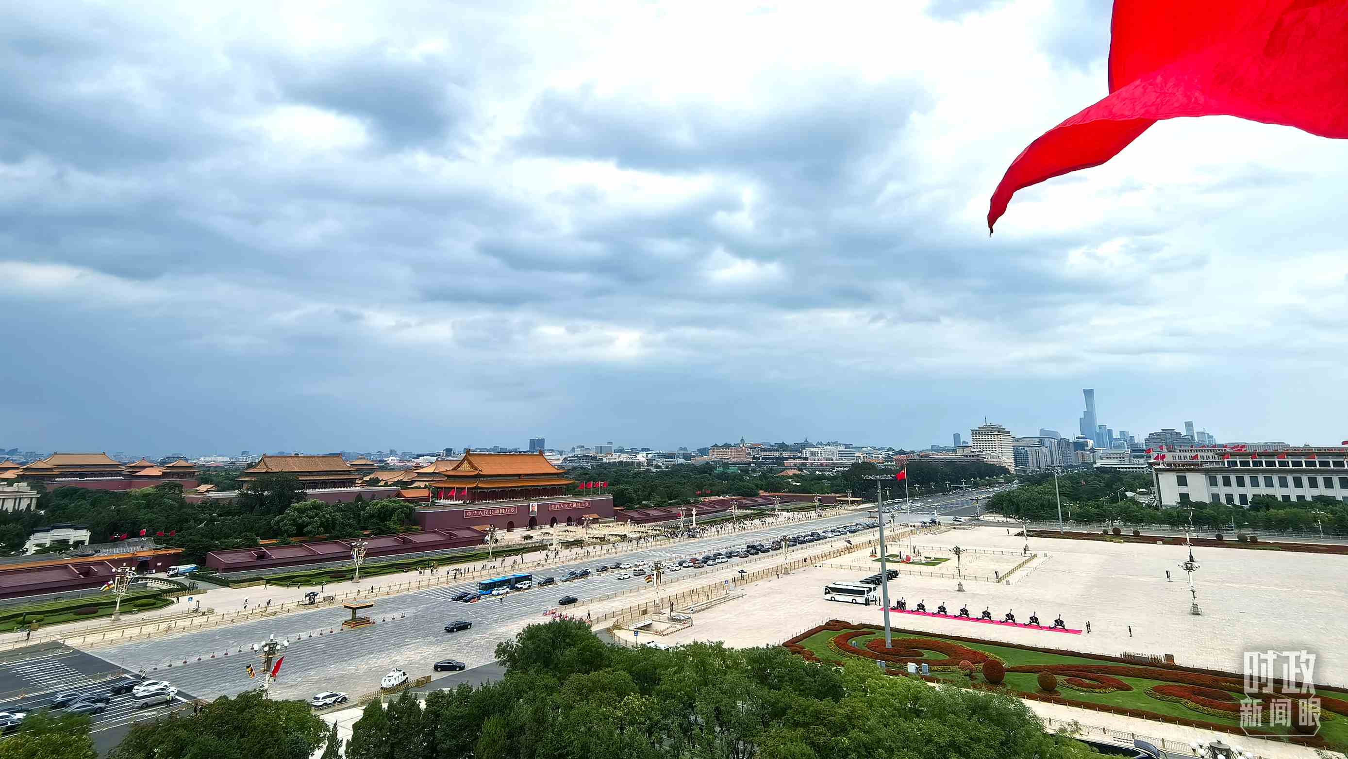 △北京長(zhǎng)安街兩側(cè)懸掛中非合作論壇成員旗幟。（總臺(tái)央視記者張垚拍攝）
