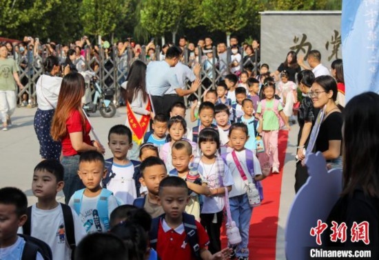 9月1日起，河北省衡水市各中小學陸續(xù)開學。9月4日，2024級小學一年級新生集中入學，為迎接新同學，各學校開展了豐富多彩的活動。 據(jù)衡水市教育局介紹，今年衡水市746所中小學共迎來75.1萬名新生。其中，全市550所小學迎來新生34.46萬名。圖為衡水市第十二中學小學部的一年級新生走紅毯。陳康 攝