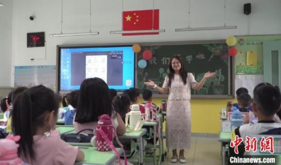 圖為衡水市新苑小學，老師正在給學生講開學第一課的內(nèi)容。王天祥 攝