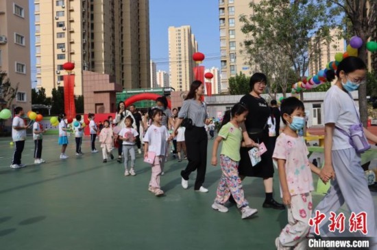 圖為衡水市新苑小學，小學一年級新生佩戴“夢想徽章”后，步入校園 。王天祥 攝