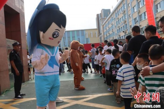 圖為衡水市新苑小學，老師穿上玩偶服裝歡迎新生入學。王天祥 攝