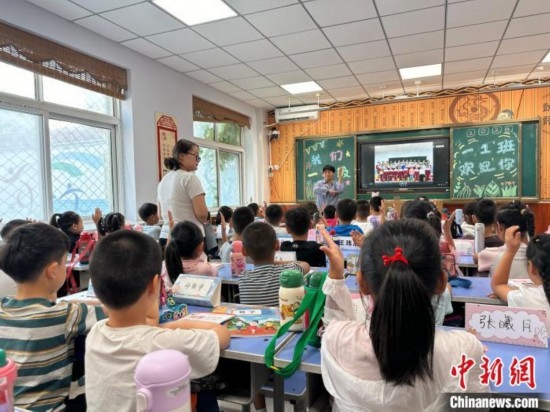 圖為衡水市康復街小學，老師講解開學第一課校園紀律與禮儀。徐鵬璐 攝
