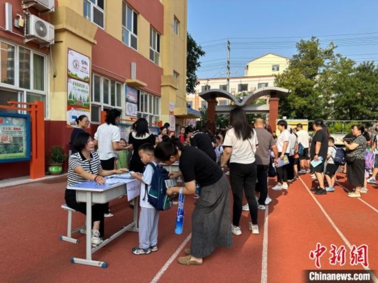 圖為衡水市康復街小學，正在簽到的小學生。徐鵬璐 攝