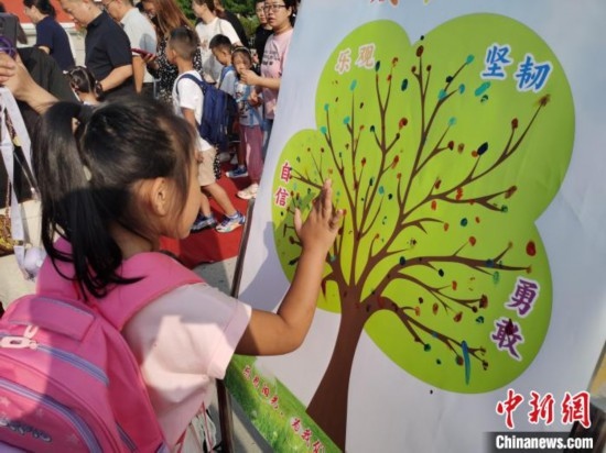 圖為衡水市利民路小學，孩子們在成長樹的“好習慣”樹枝上按手印做出承諾。張松 攝