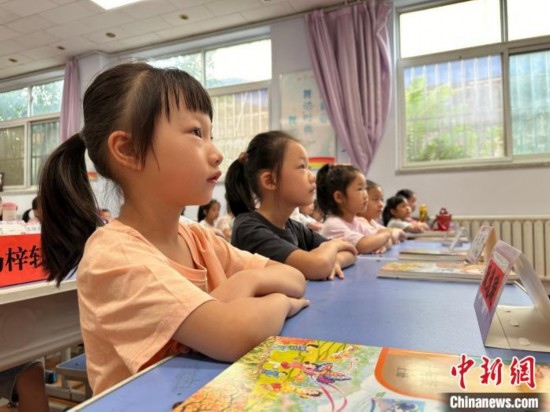 圖為衡水市康復街小學，小學生聽老師講開學第一課內(nèi)容。徐鵬璐 攝