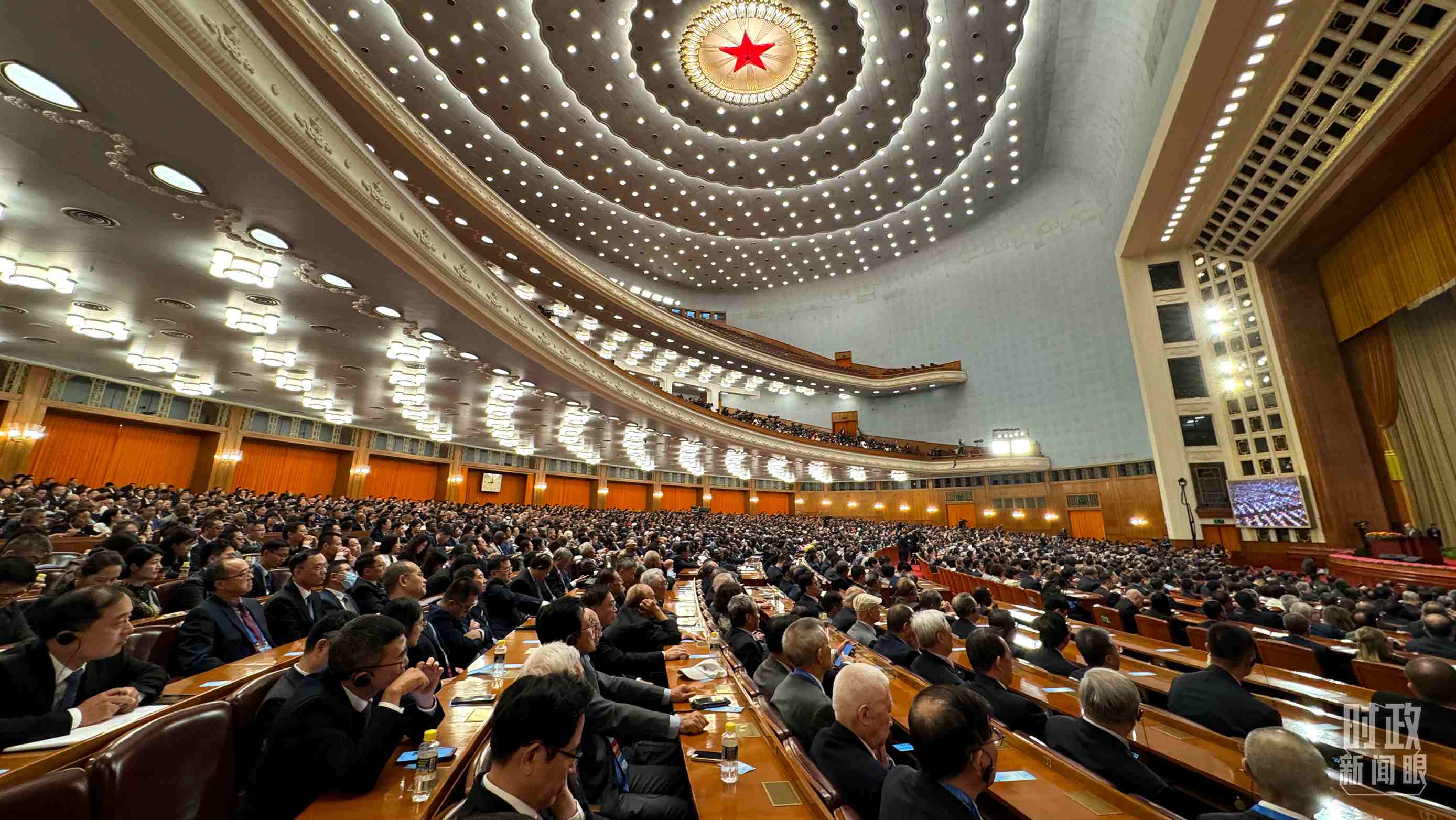  △中非合作論壇非方成員國國家元首、政府首腦、代表團團長及國際和地區(qū)組織負責人等中外各界人士3200余人出席開幕式。（總臺央視記者蔣碩拍攝）