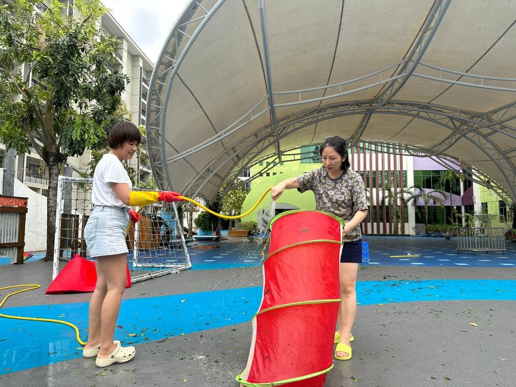 海口市教育幼兒園在臺風過后進行室外環(huán)境清理。新華社記者 陳凱姿 攝
