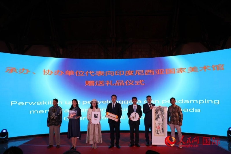在展覽開幕式現(xiàn)場，本次展覽的承辦、協(xié)辦單位代表向印尼國家美術(shù)館贈送禮品。人民網(wǎng)記者 曹師韻攝