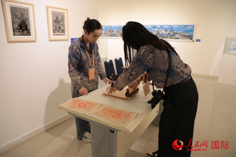 展覽現(xiàn)場的拓印技藝體驗工坊。人民網(wǎng)記者曹師韻攝