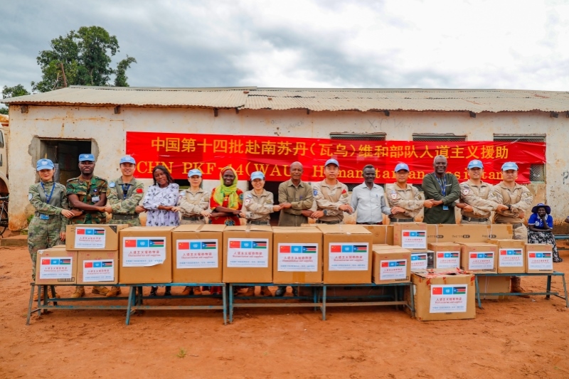 維和官兵與學校代表進行物資交接。王皓宇攝