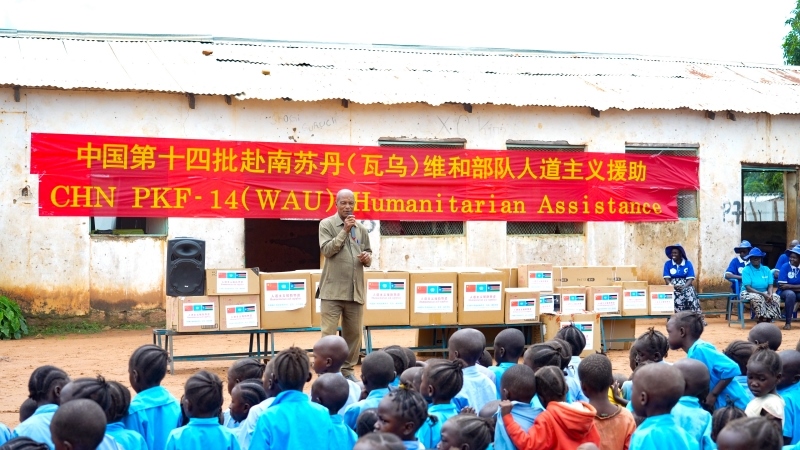 當地政府代表感激中國官兵。王軍杰攝