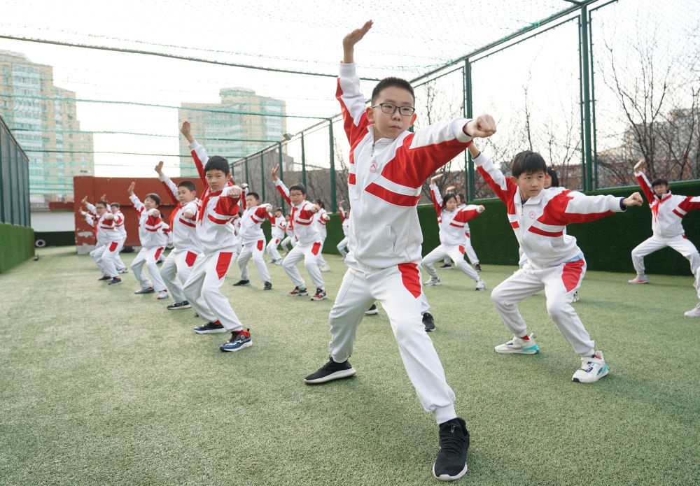 2024年2月21日，在人大附中實驗小學，學生們在體育課中進行武術練習。新華社記者 任超 攝