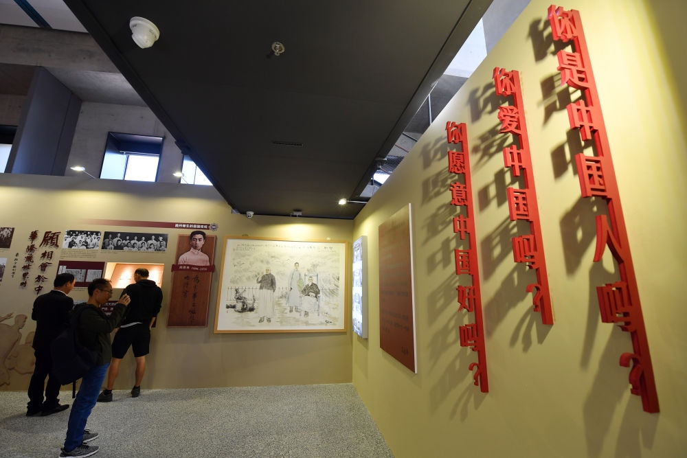 在南開大學海冰樓內，墻上掛著“愛國三問”（2019年10月14日攝）。新華社記者 李然 攝