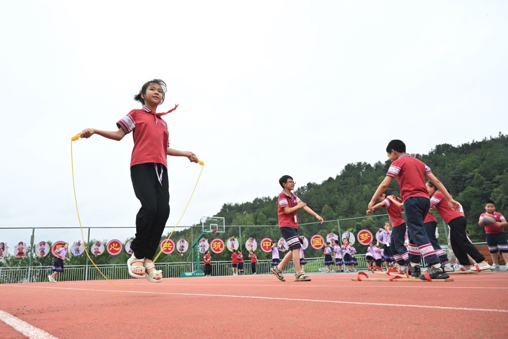 在廣西桂林市龍勝各族自治縣龍勝鎮(zhèn)第二小學，學生在大課間跳繩（2024年6月26日攝）。新華社記者 姜克紅 攝