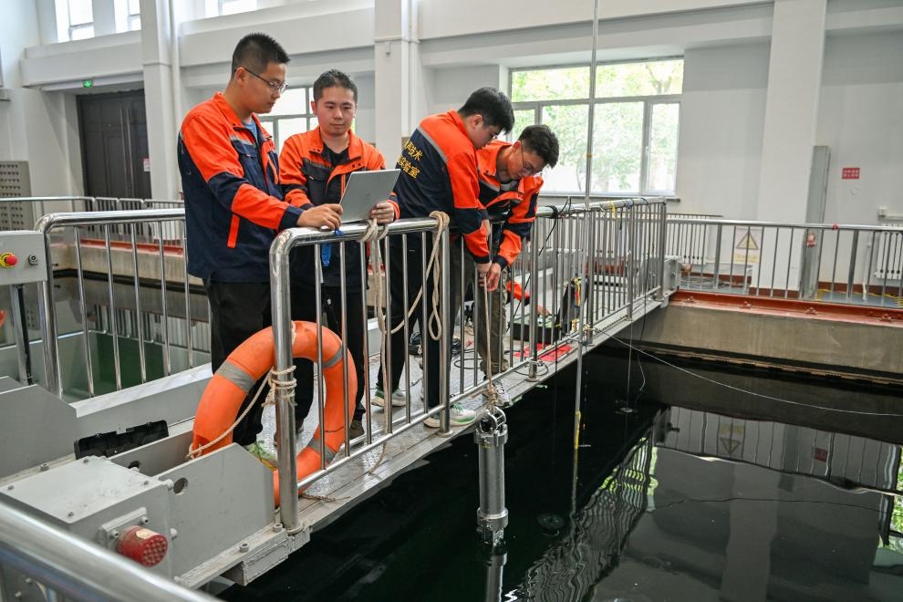 哈爾濱工程大學(xué)水聲工程學(xué)院學(xué)生在進行技術(shù)實驗。新華社記者王松 攝