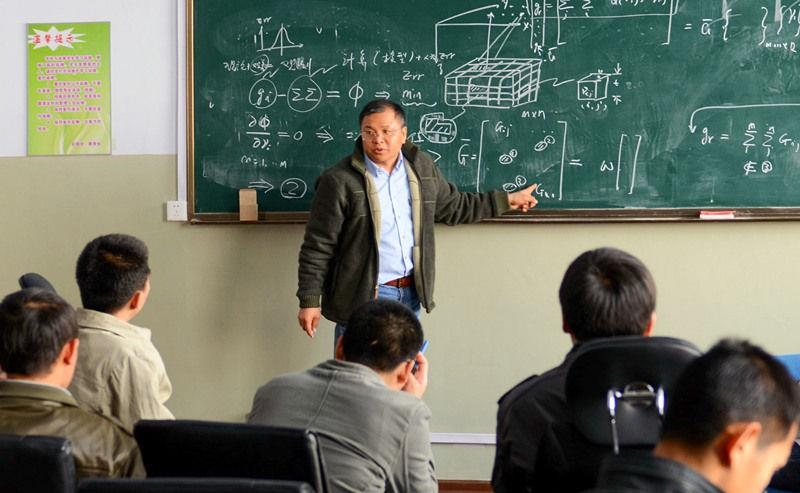2011年4月，著名地球物理學家黃大年為學生們授課。